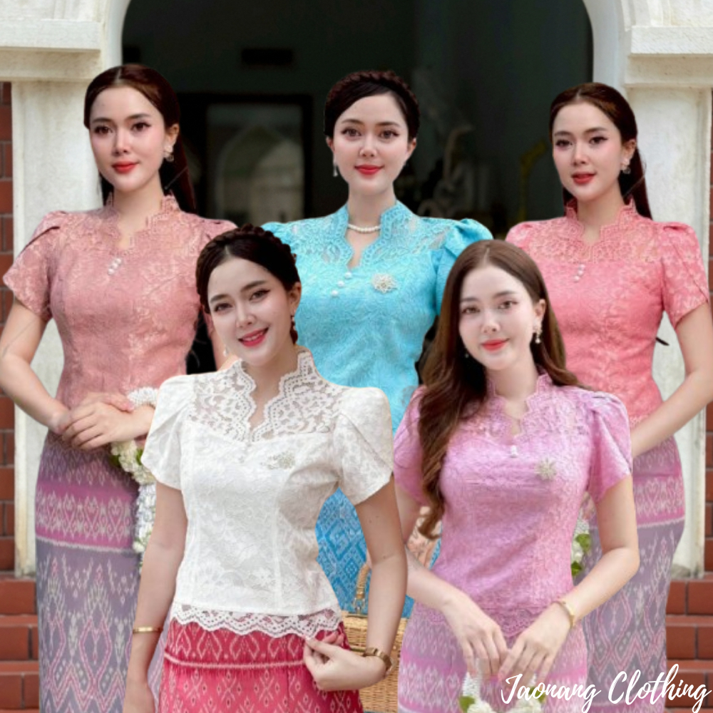 เสื้อลูกไม้ คอวี แต่งกระดุมมุก แขนสั้น แต่งแขนกลีบบัว งานเข้ารูปสวย ชายเสื้อวางลายผ้าสวยมาก