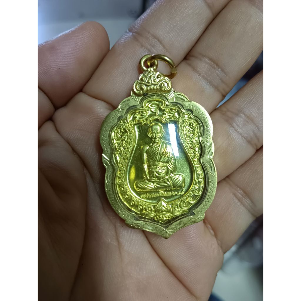 หลวงพ่อรวยรุ่นรวย99เนื้อทองทิพย์หรือทองเหลืองรัประกันแท้มีเลขโค้ด