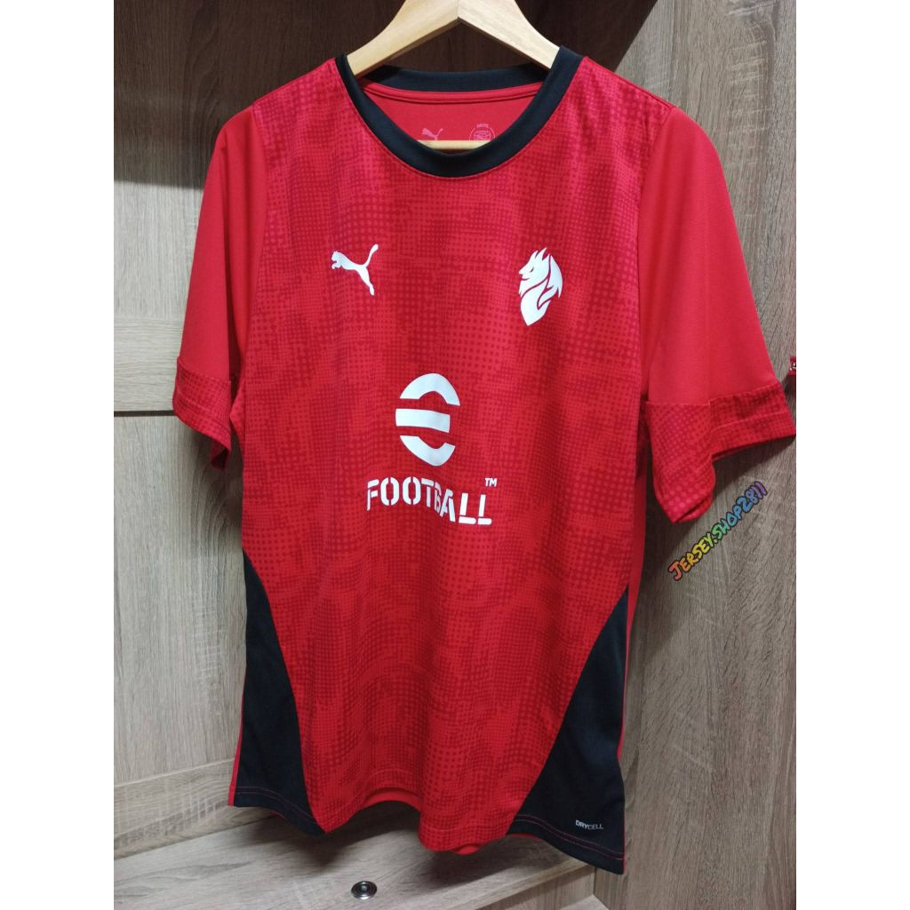 เสื้อฟุตบอลแท้ ทีมเอซีมิลาน x E football สีแดงดำ 🔴⚫ training 25/26 เสื้อเอซีมิลาน AC Milan