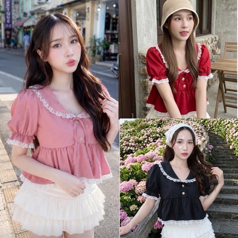 เสื้อคอบัวขอบลูกไม้ มีเชือกผูกโบว์ แต่งกะดุม น่ารักๆ (มี2ไซส์)