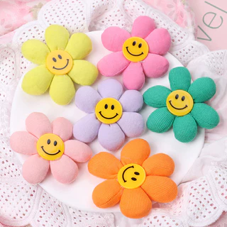 ดอกไม้ตกแต่งกระเป๋า ดอกไม้ติดกระเป๋า เข็มกลัดดอกไม้สีสดใส ติดกระเป๋า นุ่มนิ่ม ของขวัญ นุ่มนิ่ม ลายการ์ตูนน่ารัก หลากสี
