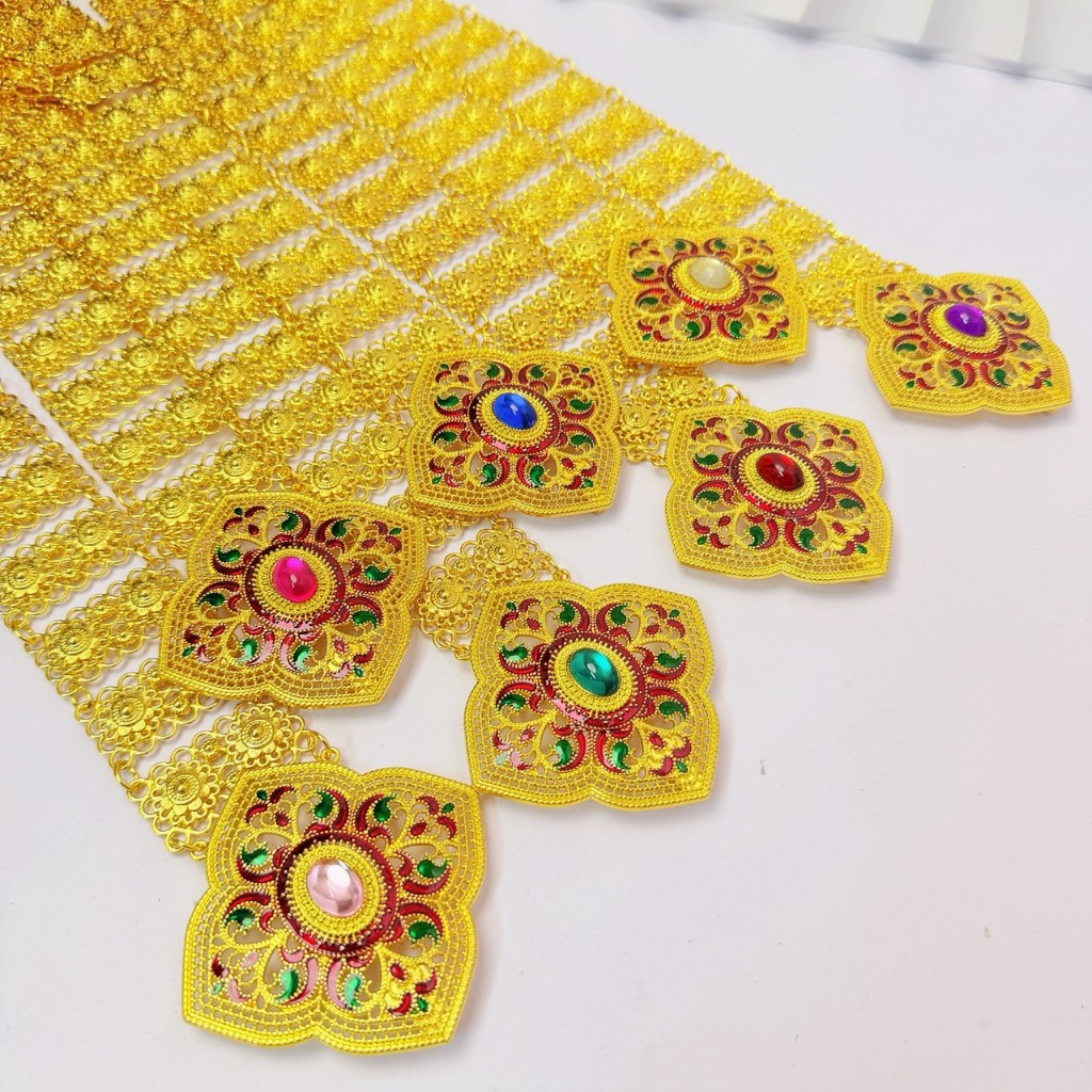 เข็มขัดชุดไทยหัวลงยา ลวดลายไทยประณีต สีสันสวยงาม ใส่ง่ายไม่บาดตัว เหมาะสำหรับใส่คู่ชุดไทยในทุกโอกาสสำคัญ