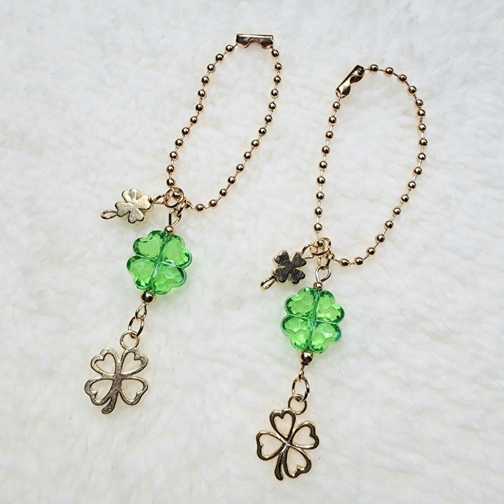 Keychain >> CLOVER ☘️ พวงกุญแจ ที่ห้อยมือถือ ที่ห้อยโทรศัพท์ | เครื่องราง โคลเวอร์ ดอกไม้ | ของขวัญปัจฉิม handmade สายมู
