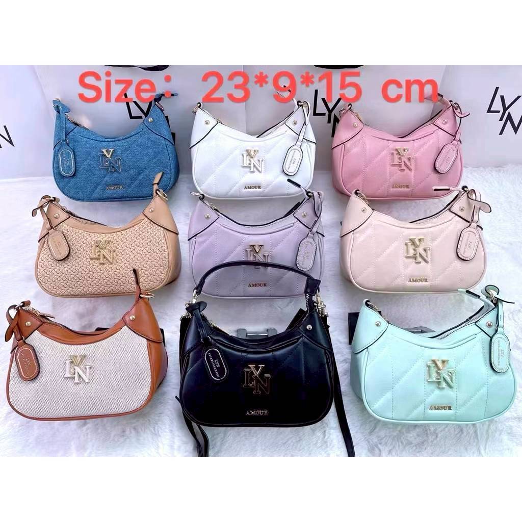 มาใหม่รุ่นขายดี กระเป๋าทรง HOBO    AMOUR  มีคอลเลคชั่นใหม่ล่าสุด 2 สี 2 สาย แบบหูจับ เเละ สายสะพาย อุปกรณ์ ป้าย ถุงผ้า