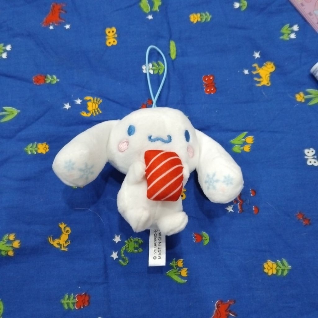 ตุ๊กตาพวงกุญแจชินนามอนโรล (Cinnamoroll) รุ่นพิเศษจากการร่วมมือกับร้านซูชิ "สึชิโร่" (Sushiro)