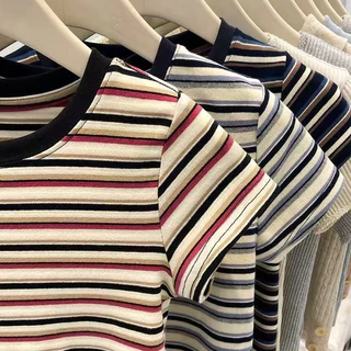 เสื้อยืดแขนสั้นลายทางสไตล์ใหม่สำหรับฤดูร้อน ทรงเข้ารูปช่วงไหล่ตรงช่วยให้ดูผอมเพรียว คอทรงกลม เนื้อผ้าบางเบา เสื้อผู้หญิง