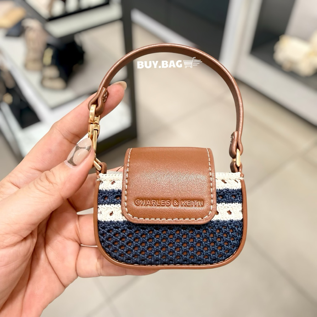 CHARLES & KEITH กระเป๋าผ้าแคนวาสลายสไตรป์ขนาดไมโครรุ่น Bosie