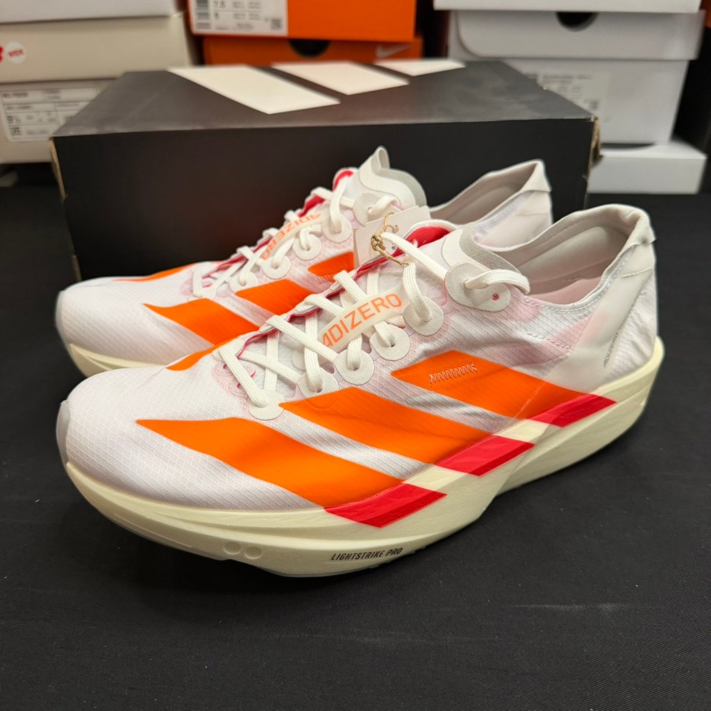 รองเท้าวิ่งผู้ชาย ADIZERO TAKUMI SEN 11 สี FTWWHT/LUOR/LUCRED