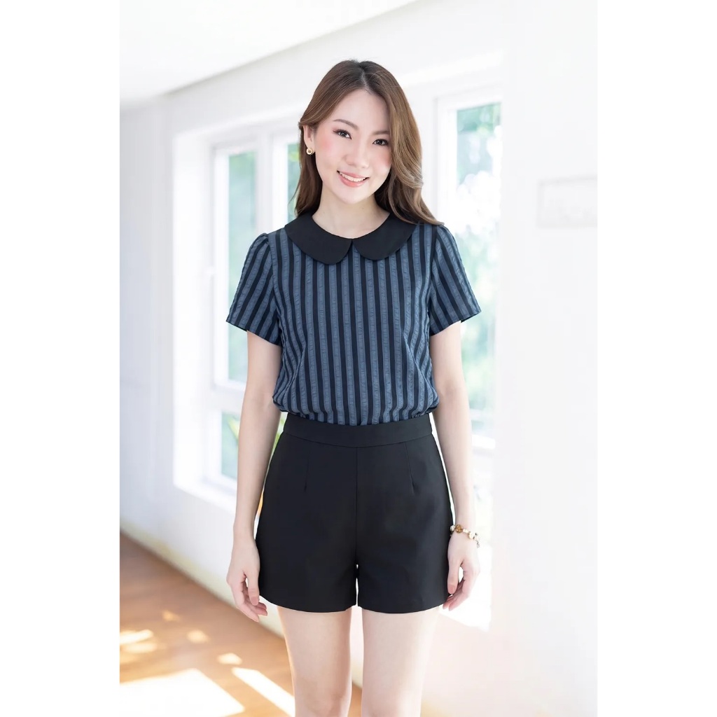 Narinari : MT0101 Peter Pan Collar Blouse เสื้อทำงานปกบัว ลายกราฟิก