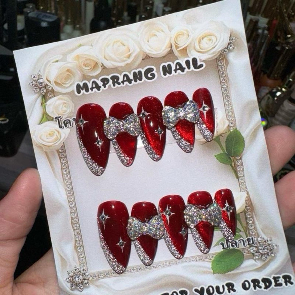 เล็บเจล สีแดง น้ำเงิน ทรงเล็บระบุในแชตน่ะคะ หากไม่ระบุในแชต ร้านจะทำทรงตามรูปที่โชว์ตัวอย่างค่ะ