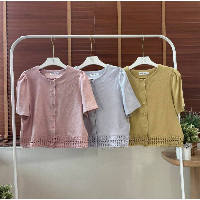 เสื้อคอกลมแขนสั้น เย็บแต่ง ลูกไม้ช่วงชายเสื้อน่ารัก ลุคหนูมากค่ะ