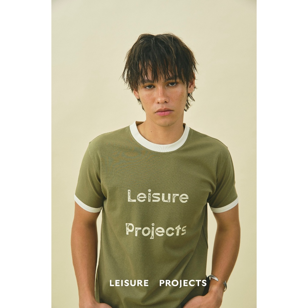 (Leisure Projects) LEISURE RINGER TEE เสื้อเเขนสั้น ผ้า cotton spandex พิมพ์โลโก้ Leisure Projects ทรง Ringer tee