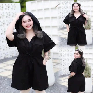 S62จั๊มสูทมีฮู้ดขาสั้นมีซิปหน้า มีเชือกรูดเอวปรับได้ รอบอก40-52นิ้ว มีกระเป๋าใช้งานได้จริง ผ้าบาร์บี้