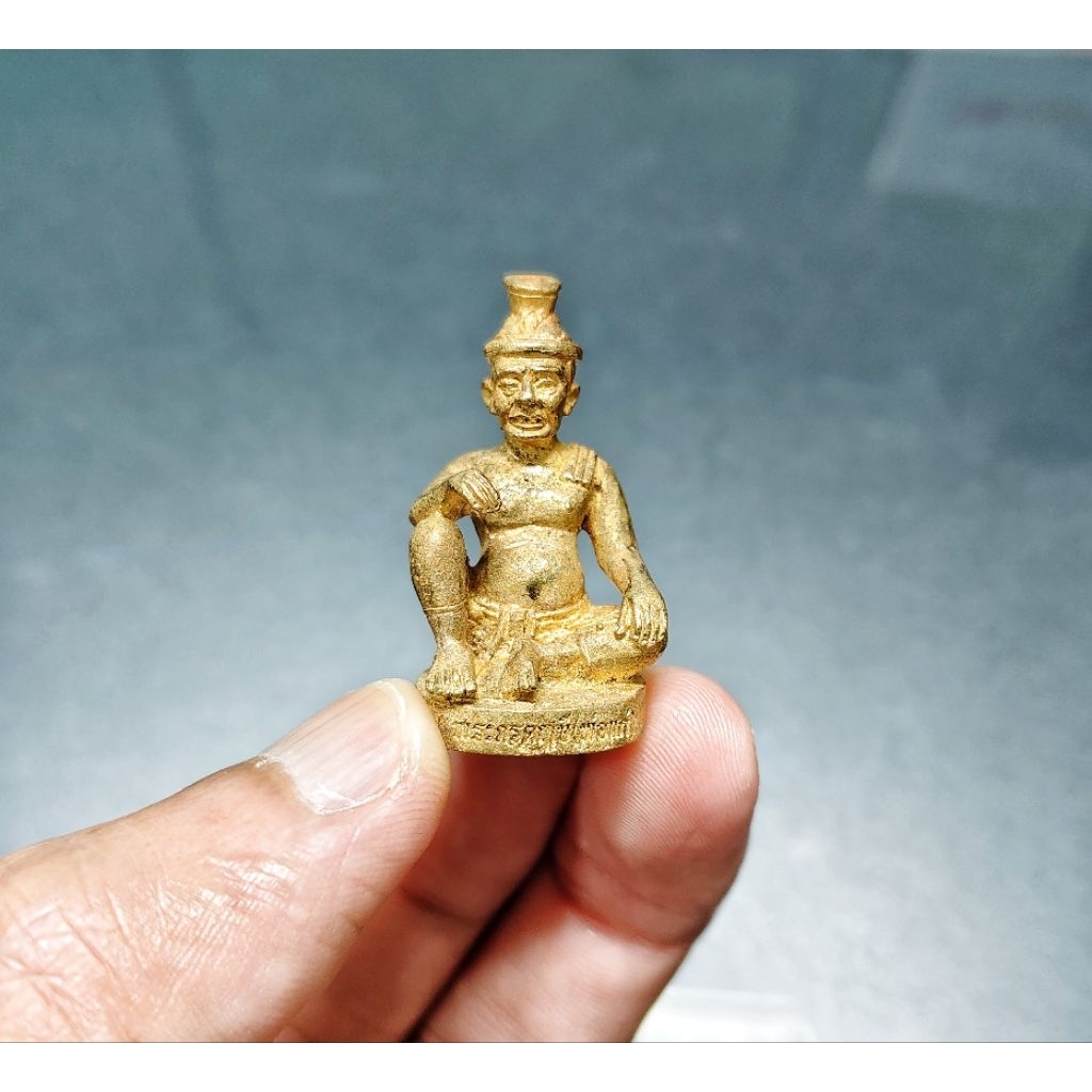 พระภรตฤาษี(พ่อแก่) อาจารย์ไพร ลิทธรรม มีเลขโค๊ดเนื้อทองเหลือง สูง 3.5 ซม. ปี 2565