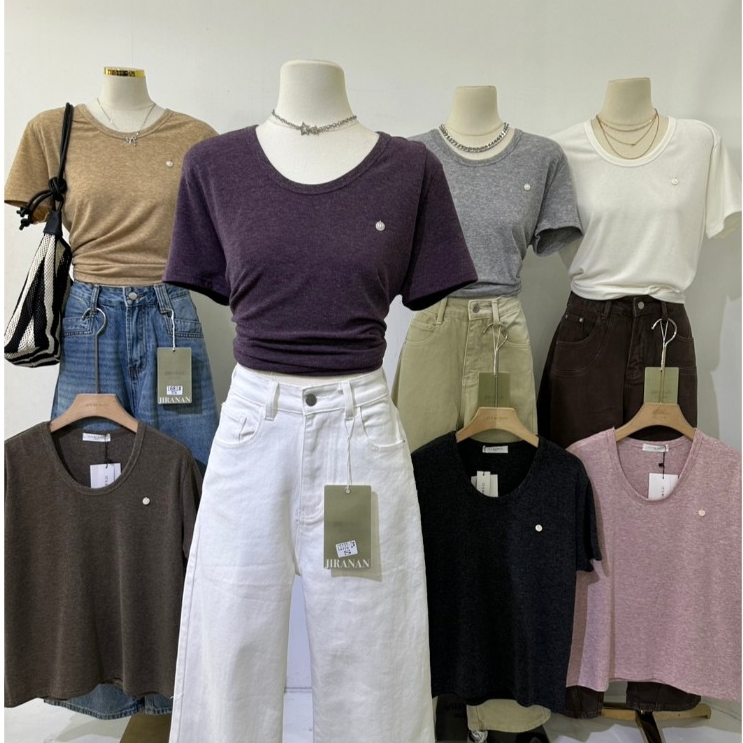 A1071 เสื้อเบสิคงานปักมินิมอล ใส่แล้วดูคลีนแพงมาก ผ้านิ่ม ยืดหยุ่นดี ใส่สบาย ไม่บาง ✨ ดีเทลปักเล็กๆ ที่อกเพิ่มความดูดีแบ