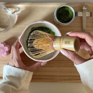 GARNET แปรงไม้ไผ่ชงมัทฉะ 100 ซี่ แต่งด้วยด้ายสีชมพู Bamboo Matcha Chasen 100-Tine with Pink Thread Detail