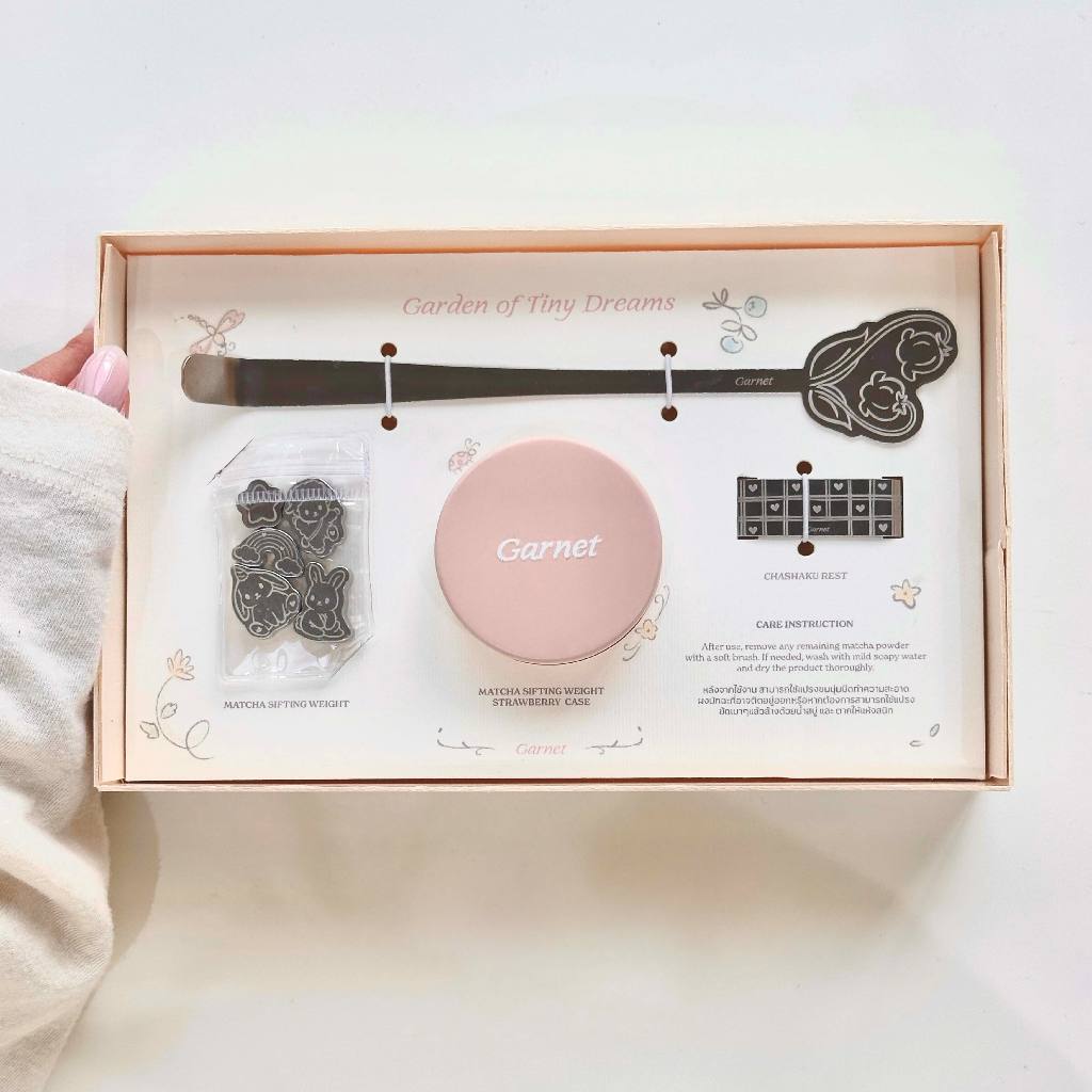 GARNET 🌱 Garden of Tiny Dreams Matcha Sifting Weight & Spoon Box Set – เซตลูกร่อนมัทฉะพร้อมช้อนตักมัทฉะลายสวนดอกไม้