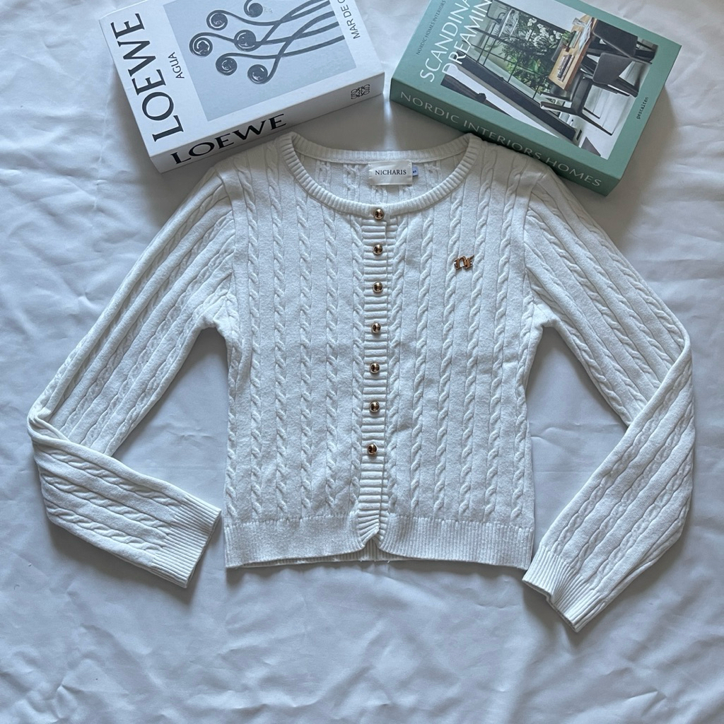 สินค้ามือ2‼️ NICHARIS - เสื้อไหมพรมคอกลมถักลายแขนยาว รุ่น Jasmine Cardigan