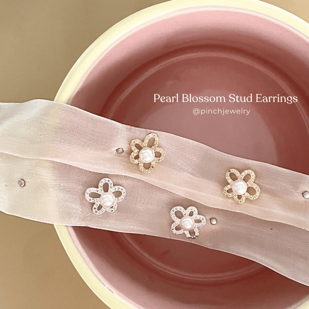 Pinch Pearl Blossom Stud Earrings ต่างหูดอกไม้ประดับมุก