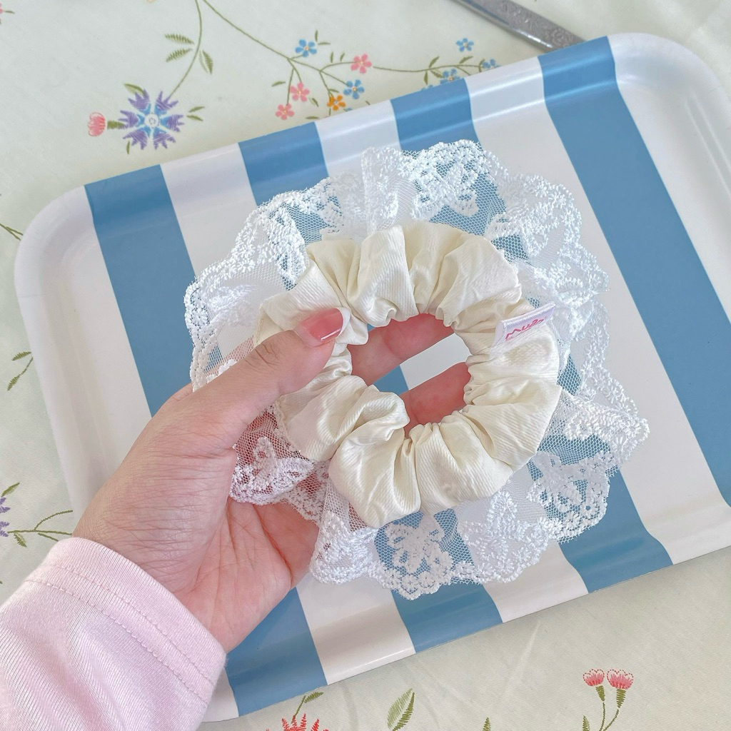white whisper scrunchies 🦙⭐️ | ยางมัดผมลูกไม้ ม่วนใจ๋สตูดิโอ | muamjia.studio