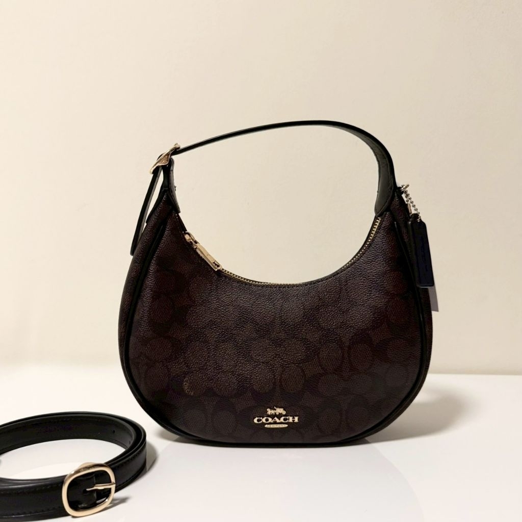 ทรงพอส  มีหลายสี สะพายไหล่และคอสบอดี้ได้ EMILY SHOULDER BAG IN SIGNATURE CANVAS CDX17
