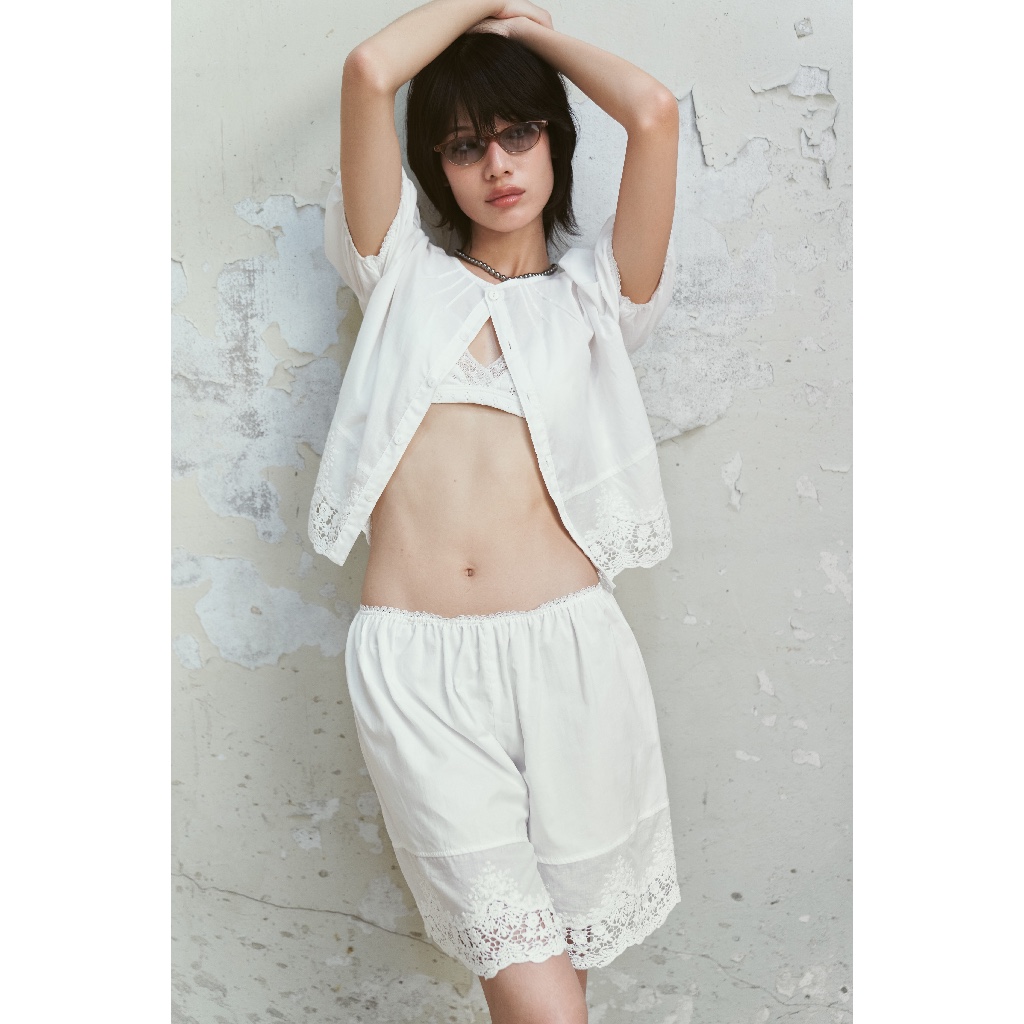 Allur Quarter Sunday Whisper shorts กางเกงขาสั้นแต่งลูกไม้