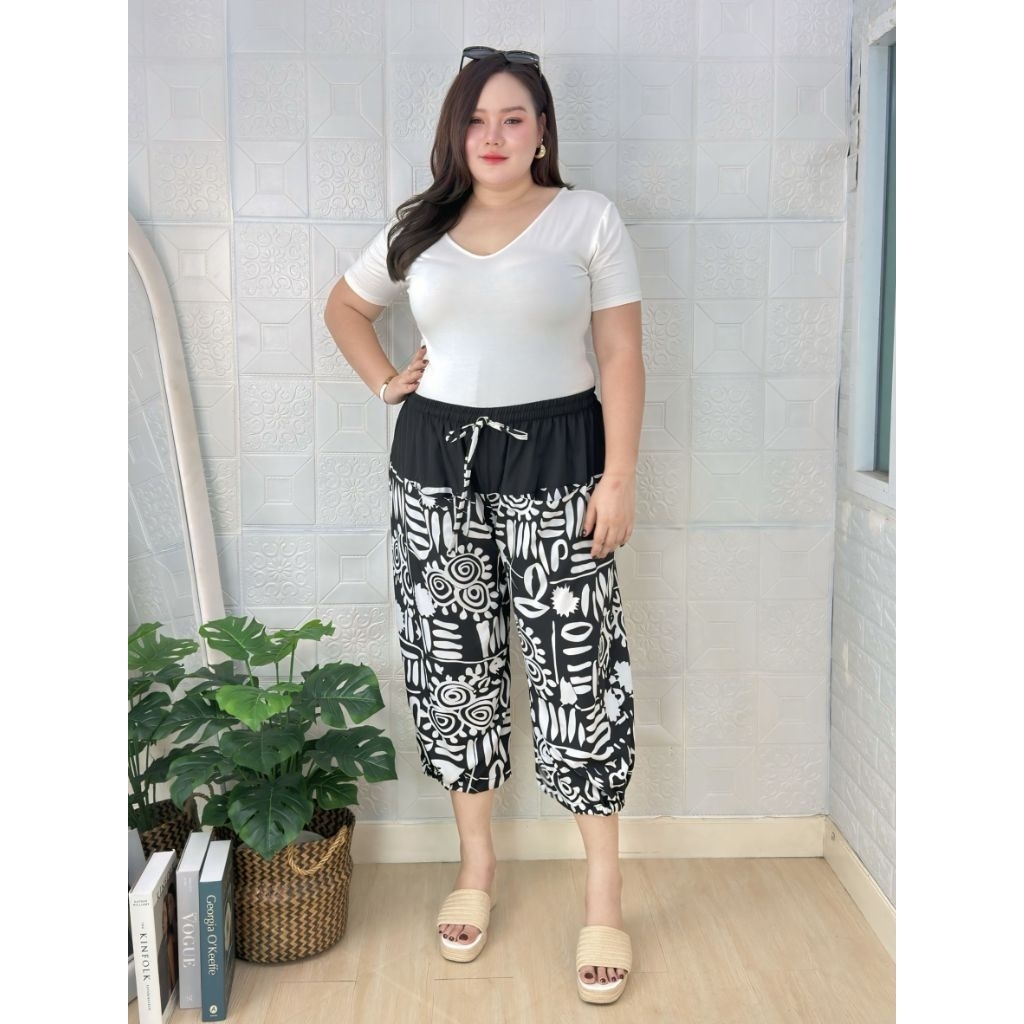 กางเกง 7 ส่วนสาวอวบอ้วนเอวสม๊อคยืดรอบตัวเช็อกโบว์ปรับขนาดเอาใช้งานได้จริง มีกระเป้าล้วงทั้ง2 ข้าง ความยาวกางเกง 34 นิ้ว