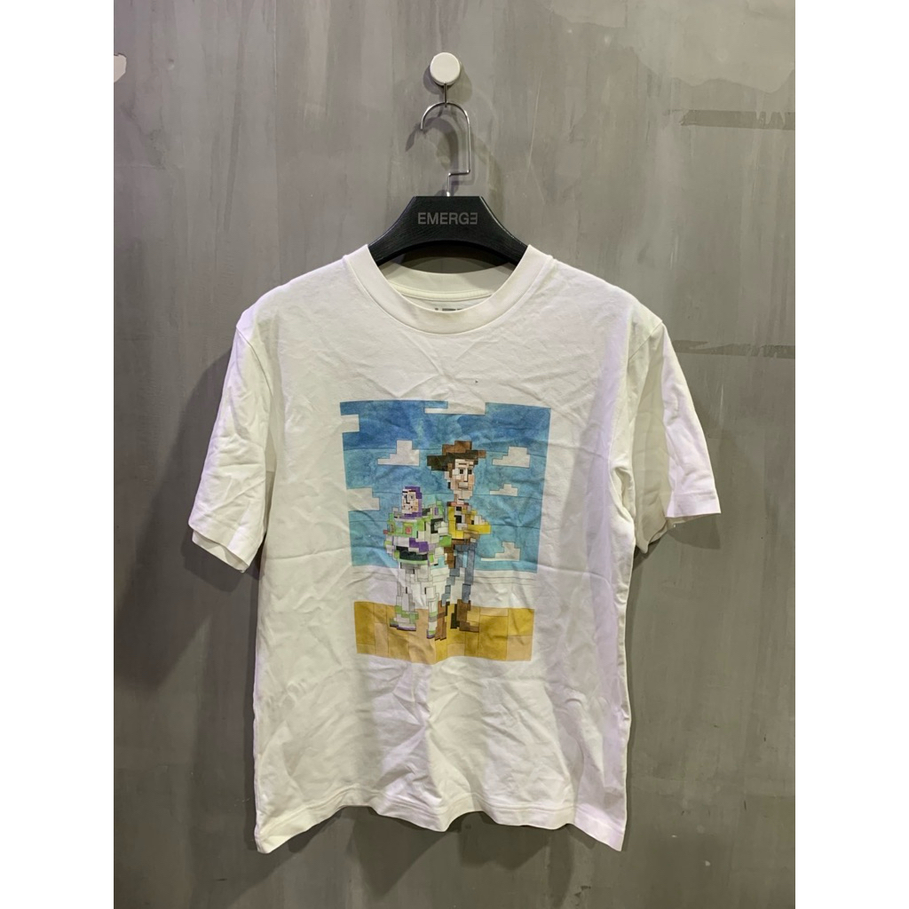เสื้อยืด Uniqlo UT มือสอง มีตำหนิตามภาพ