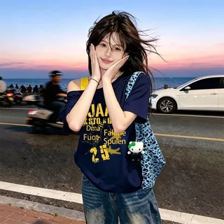 เสื้อเปิดไหล่ผู้หญิง เสื้อยืดแขนสั้นโอเวอร์ไซซ์ ลายตัวอักษร ทรงหลวม พรางต้นแขน ใส่สบาย เสื้อแฟชั่นเกาหลี เสื้อยืดผู้หญิง