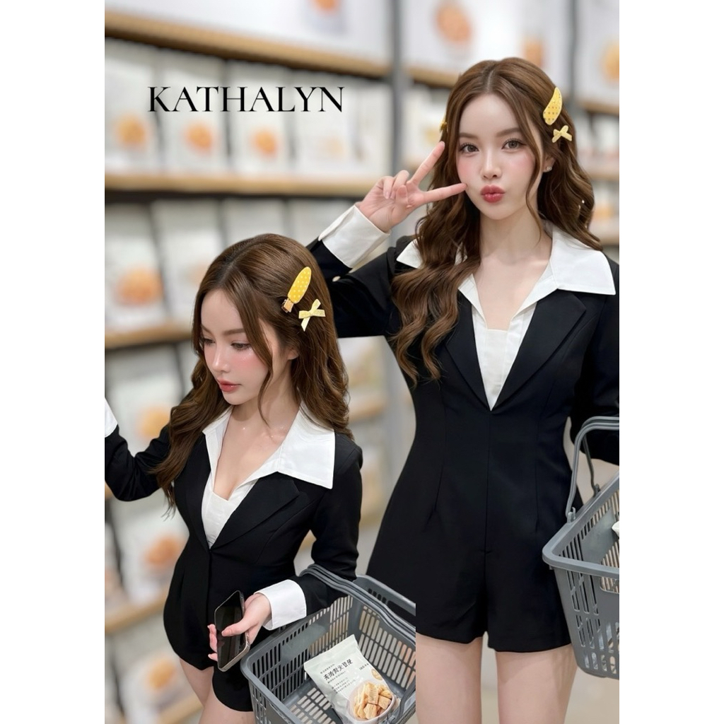 จั๊มสูทขาสั้นแขนยาว แต่งคอปก หน้าอกและปลายแขนแต่งผ้าสีขาว