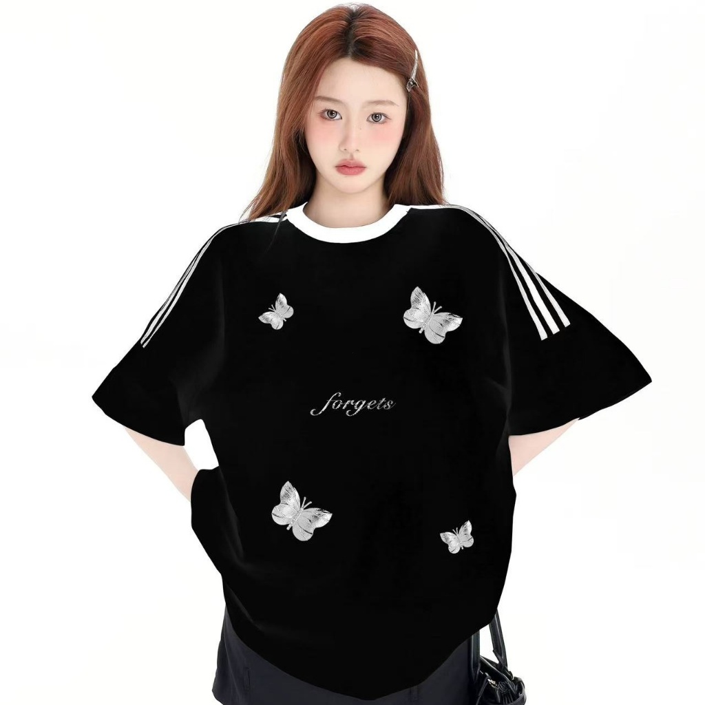 เสื้อยืดแขนสั้นสีดำ ลายแถบ 3 เส้น สไตล์อเมริกัน ตัดไหล่ตรง ทรงหลวมช่วยซ่อนหุ่น ดีไซน์โดดเด่น สไตล์ผ่อนคลาย ฤดูร้อนผู้หญิ