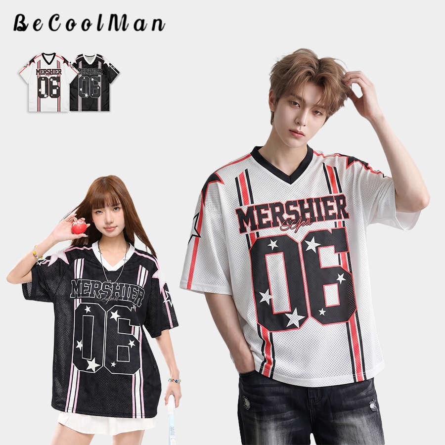 💥BecoolMan💥วินเทจสไตล์อเมริกัน เสื้อยืด พิมพ์ลายดิจิตอล เสื้อบอล ตาข่ายกลวง ระบายอากาศฤดูร้อน คอวี สไตล์สปอร์ตทรงหลวม