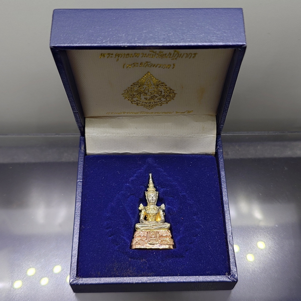 พระพุทธมหามณีรัตนปฏิมากร (พระแก้วมรกต) เนื้อเงินสามกษัตริย์ กรมสรรพสามิต ครบรอบ 64 ปี พ.ศ.2539 พร้อมกล่องเดิม