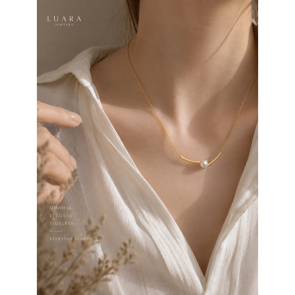 LUARA Pearl Curve Necklace สร้อยคอมุกมินิมอล สีทอง