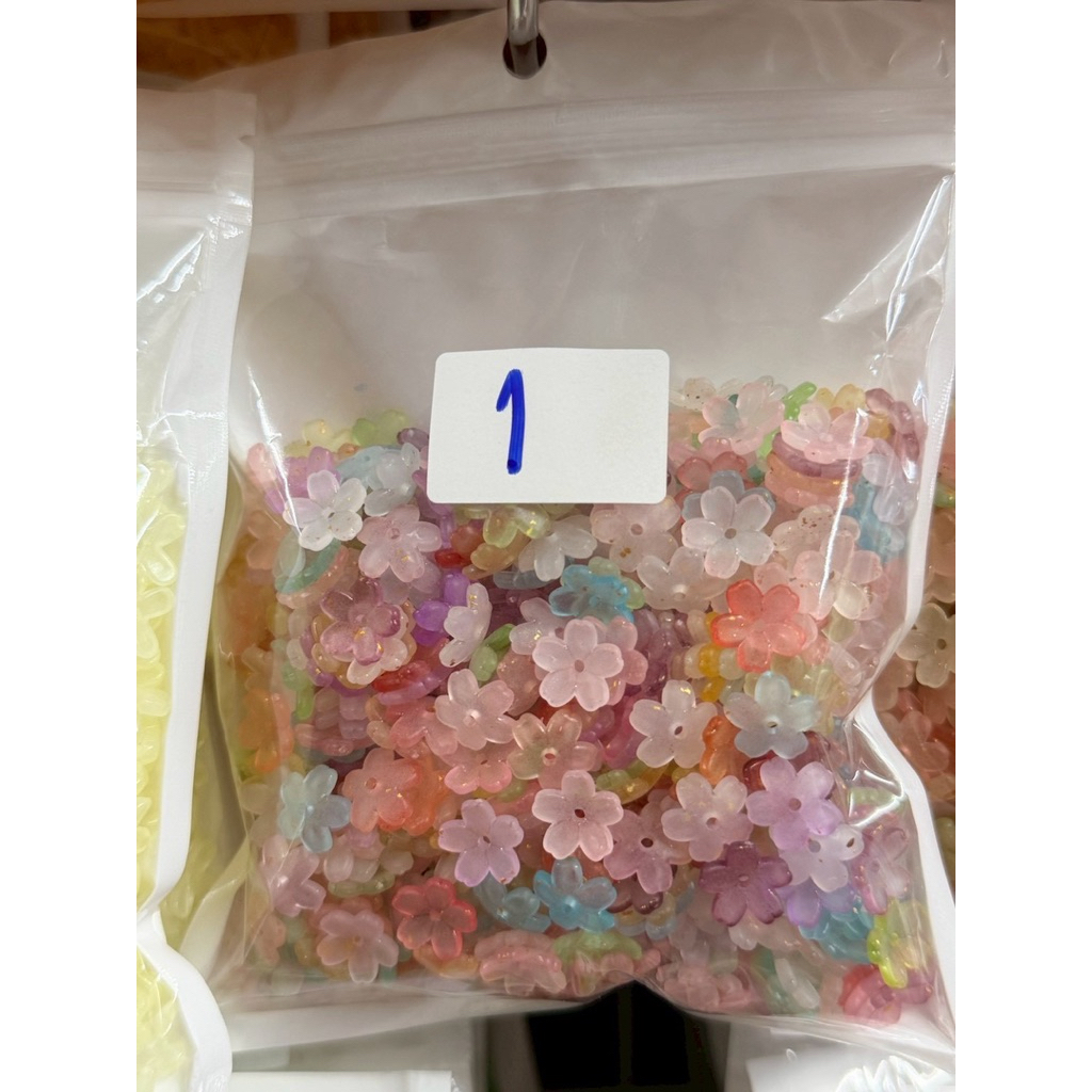ลูกปัดตกแต่ง ดอกซากุระ 100 กรัม สำหรับงาน DIY