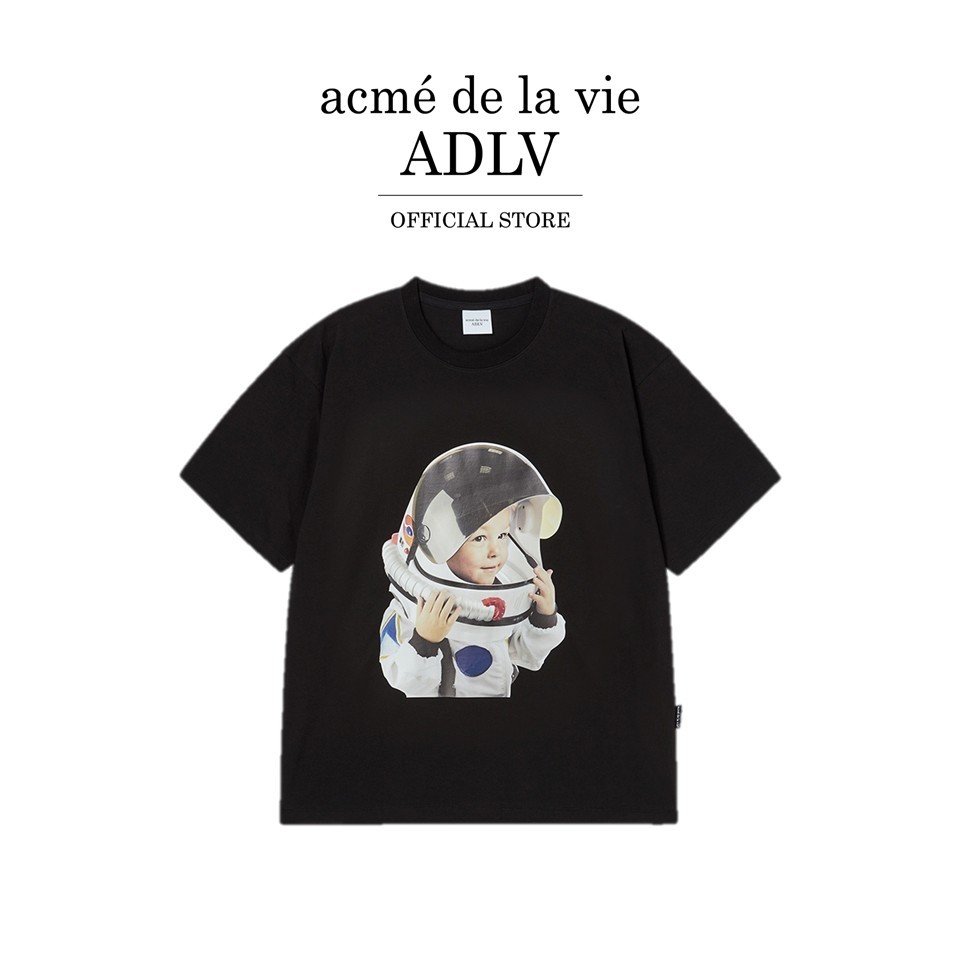 ADLV [acme de la vie] เสื้อยืด Oversize รุ่น Baby Face Space Suit Boy Sleeve T-Shirt Black (50091OBFSSU_U5BKXX)