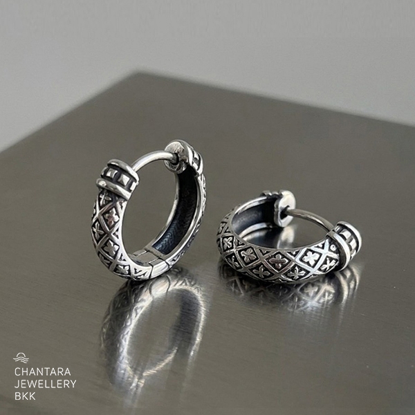 CHANTARA - ต่างหูห่วงเงินแท้ 92.5% ลายประจำยาม แกะมือขัดเงาพร้อมรมดำ "Prachamyarm Earring" ฟรีผ้าเช็ด (พร้อมส่ง)