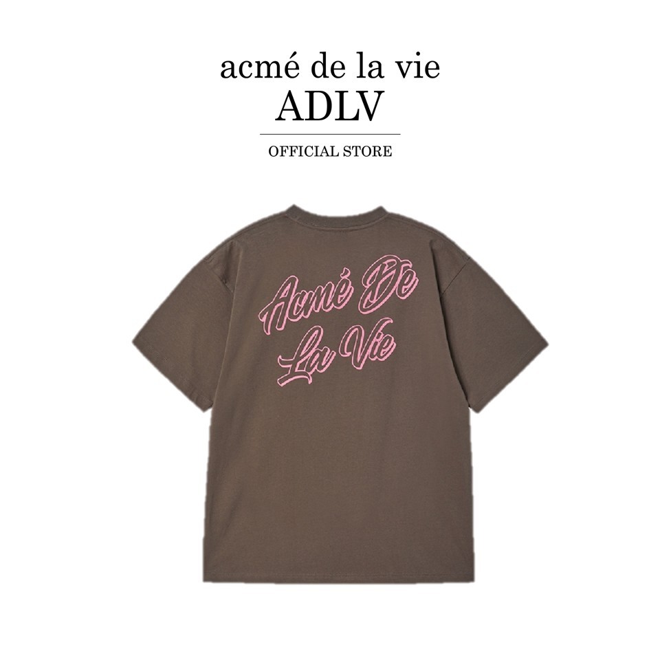 ADLV [acme de la vie] เสื้อยืด Oversize รุ่น Outline Script Logo Short Sleeve T-Shirt Brown (50092SOLSSU_U5BRXX)