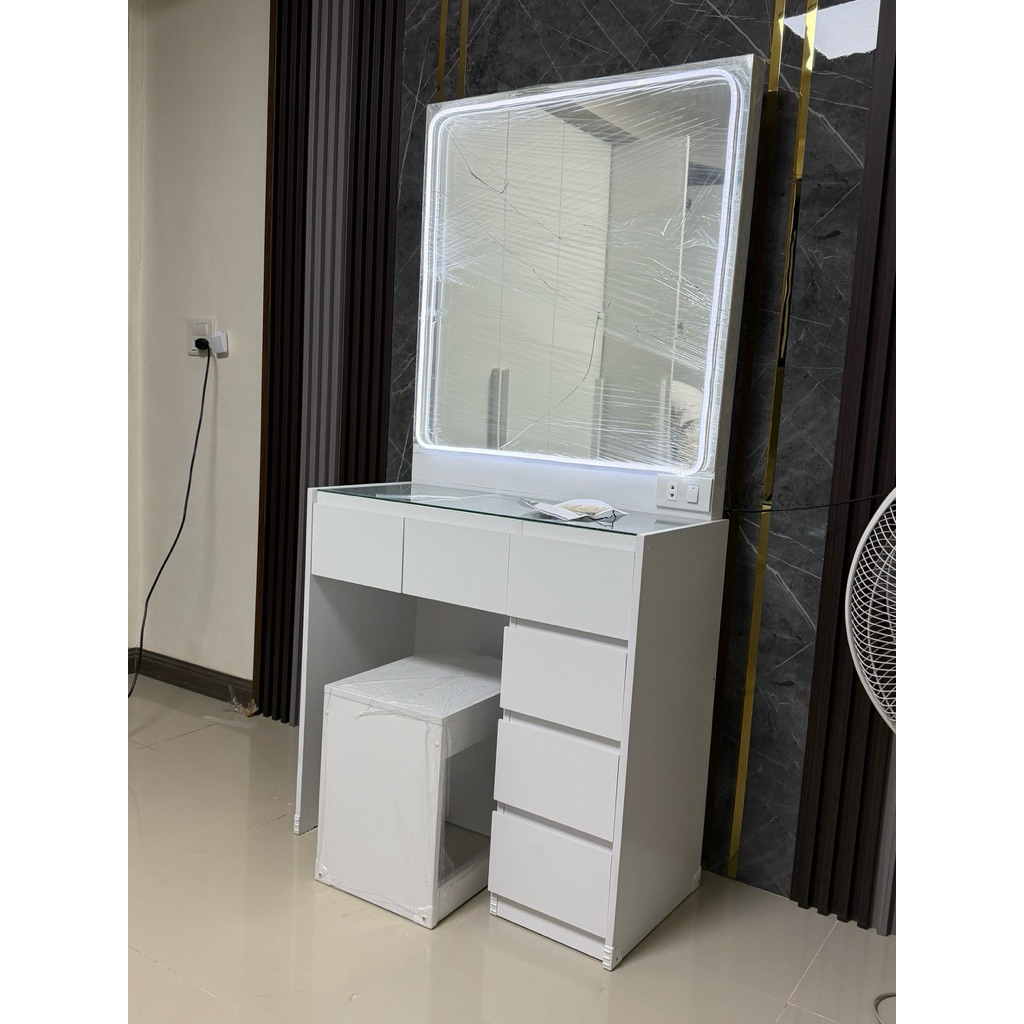 โต๊ะเครื่องแป้งพร้อมไฟเส้น LED รอบกระจก (พรีออเดอร์)