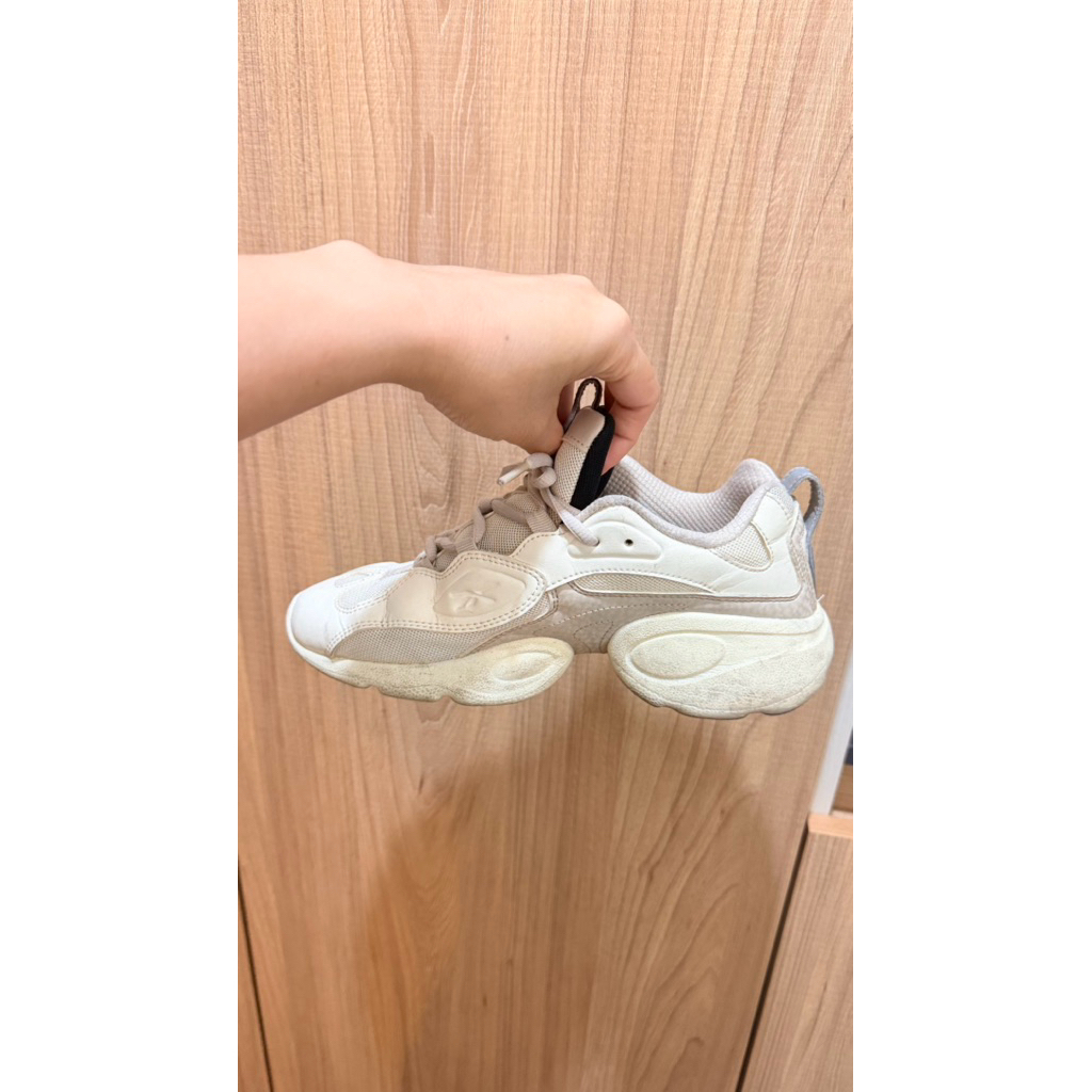 รองเท้า Reebok มือสองแท้ 100% สีครีม เบจ ไซซ์ 38 (24.5 ซม.) รองเท้าผ้าใบผู้หญิง ใส่สบาย สไตล์มินิมอล
