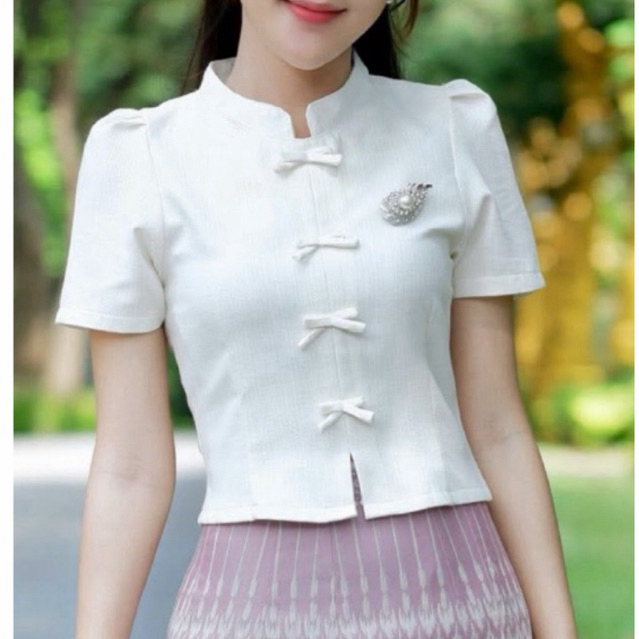 เสื้อผ้าไหมสี่เส้น คอจีนแต่งโบว์ ซิปหลัง มีหลายสี รุ่นโบว์หน้า แขนพอง ทรงเข้ารูป ผ้าเนื้อดี ใส่สบาย ดูเรียบร้อยหวานละมุน