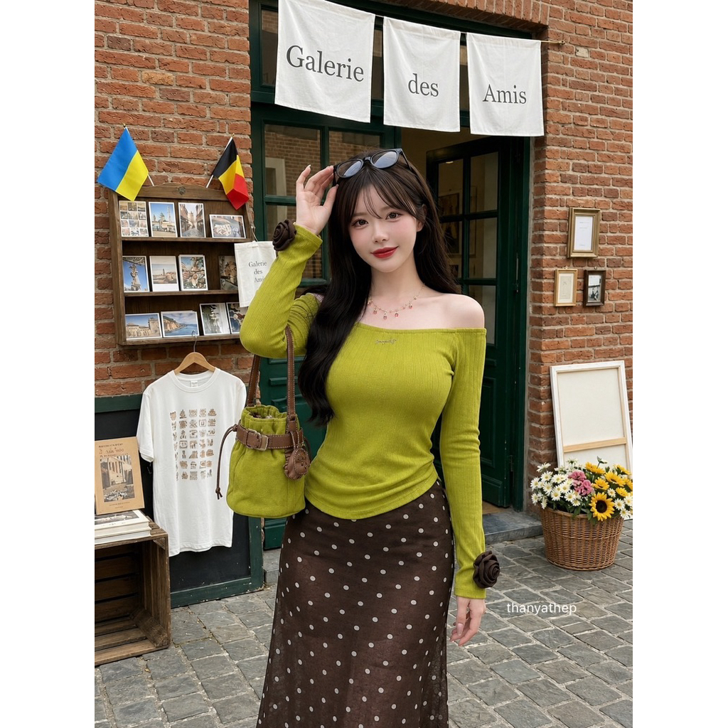 เซต2ชิ้น เสื้อเปิดไหล่ สีเขียวโอลีฟแต่งกุหลาบที่แขน มาพร้อมกระโปรงSize : freesize อก30-3624”-30สพ38ยาว12“เอวต่ำ