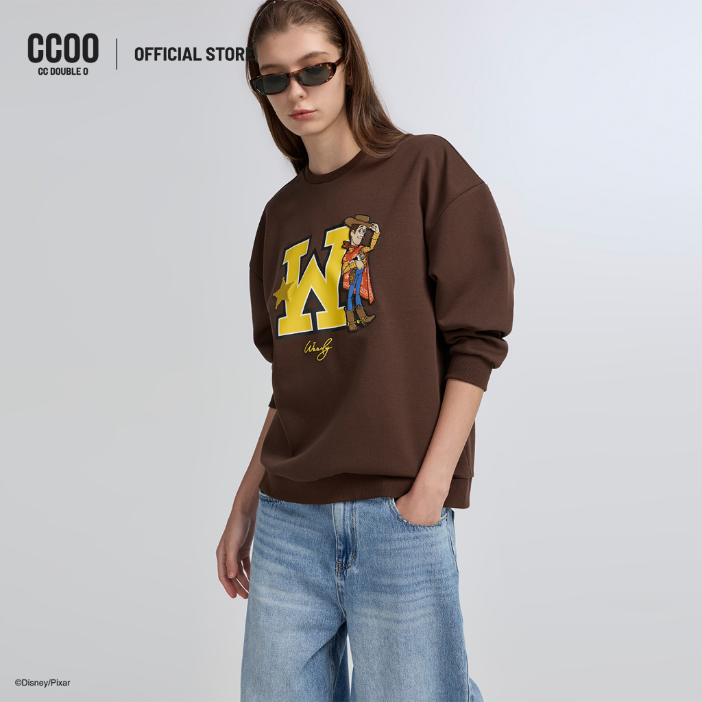 CC DOUBLE O TOY STORY WOODY SIGNATURE SWEATSHIRT ผู้หญิง สเวตเชิ้ต Toy Story ลาย Woody รุ่น O26WGWA230 (AW26 #P1)