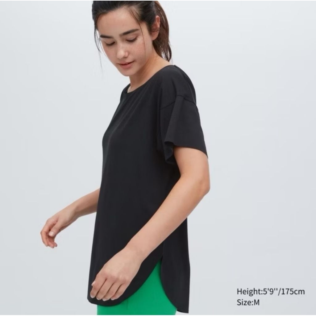 เสื้อยืดสีดำ Uniqlo รุ่น AIRism ที่มีคอปาดและเนื้อผ้าเรียบเนียน.