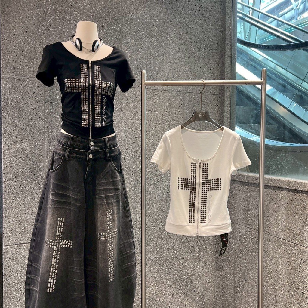 C4645 (ทักแชทเช็คสต็อกก่อนสั่ง) เสื้อยืดซิปหน้าแต่งหมุดลายไม้กางเขนสุดเท่! ลุคสาวเท่สายดาร์ก ดีไซน์ซิปรูดเก๋ๆ แมตช์กั