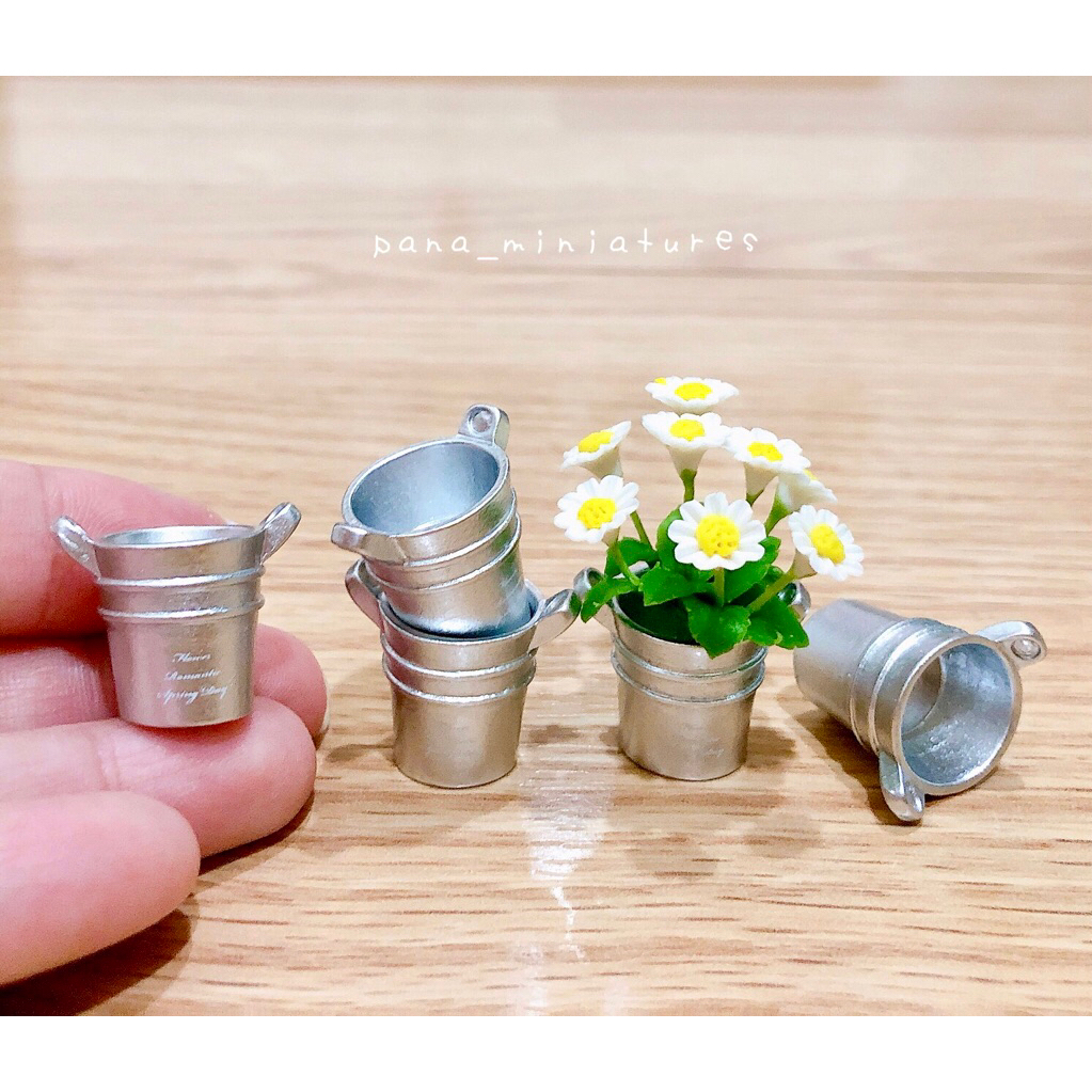 กระป๋องจำลองจิ๋ว เคลือบสีเงินสว่าง ทำจากเรซิ่น ขนาด 1.6x2 cm. ราคา/ชิัน ไม่รวมดอกไม้ตกแต่ง