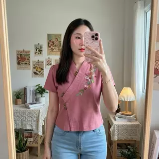 เสื้อผ้าฝ้ายผู้หญิง ทรงป้ายจีบไหล่ ปักดอกไม้ แต่งกระดุม 9 เม็ด ผ้าฝ้ายชินมัย งานปักมือ Handmade