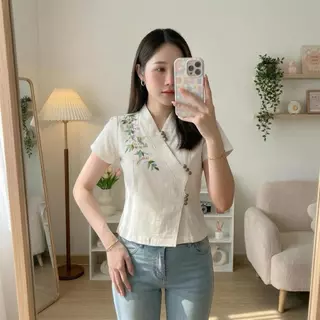 เสื้อผ้าฝ้ายผู้หญิง ทรงป้ายจีบไหล่ ปักดอกไม้ แต่งกระดุม 9 เม็ด ผ้าฝ้ายชินมัย งานปักมือ Handmade