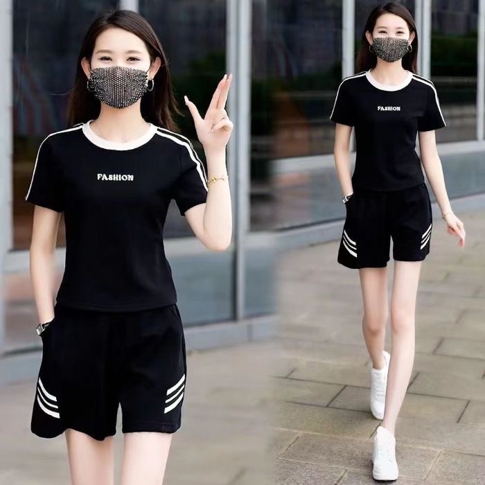 กางเกงขาสั้นกีฬา เสื้อยืดแขนสั้นทูพีซ เสื้อผ้าฤดูร้อนผู้หญิง 2026 ใหม่ ที่ปิดท้อง รูสฟิต ดูผอมเพรียว ชุดแฟชั่นสูท