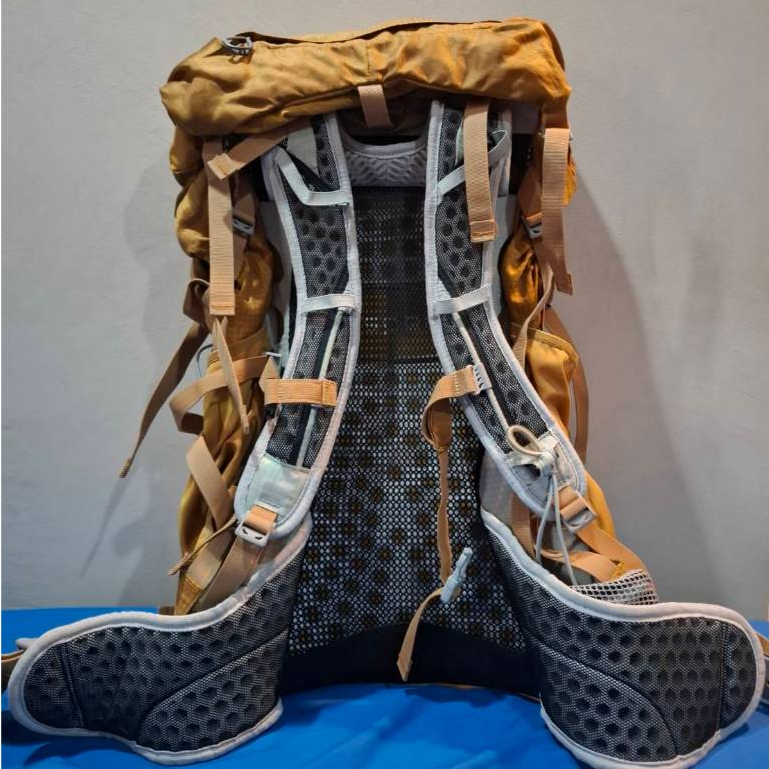 กระเป๋าเดินป่า Osprey Atmos 50 สี Aspen Gold ไซส์ M สภาพเก่าเก็บ สีมีเฟด ตามอายุการใช้งาน ขายตามสภาพ